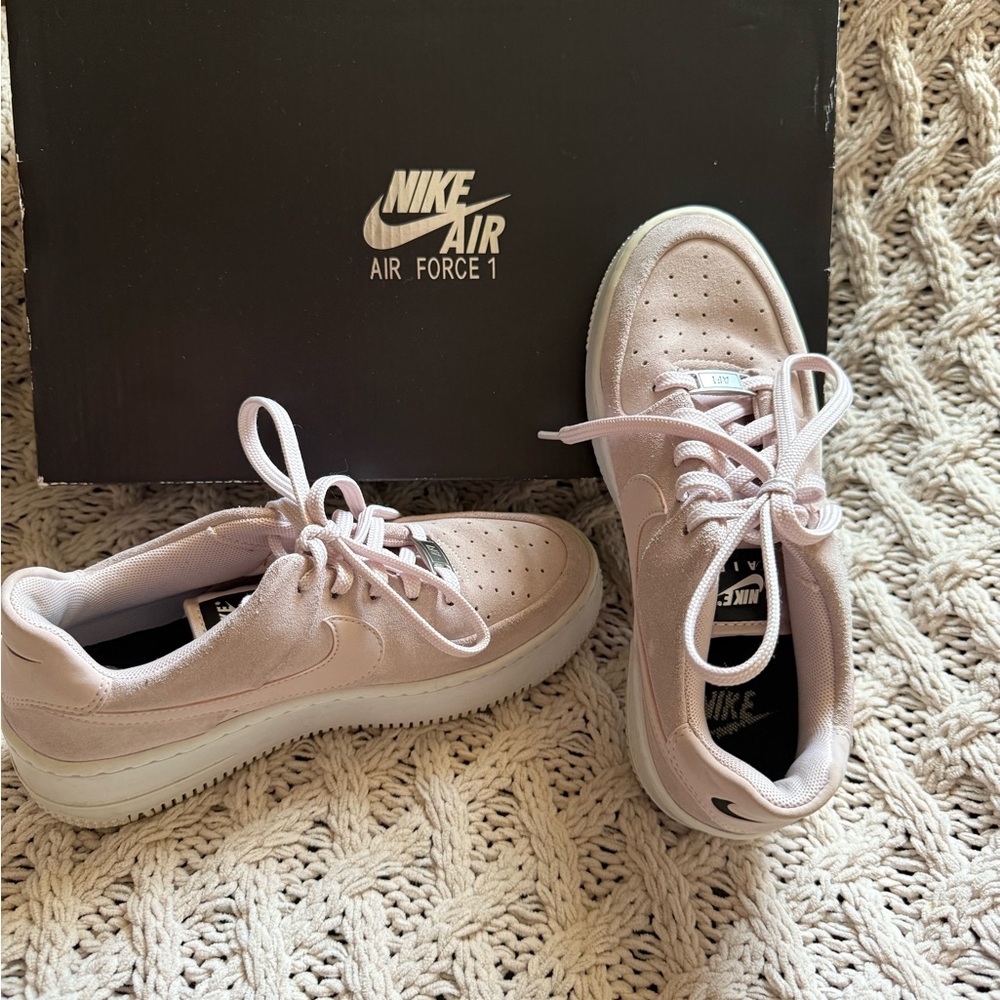 Nike Pink Air Force 1 Sneakers Classic Design